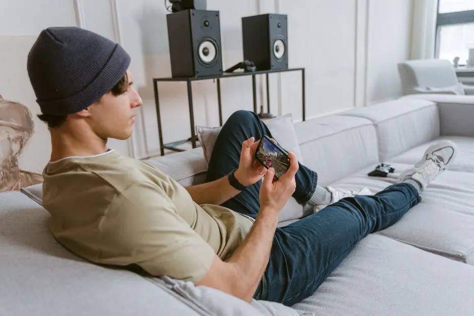 Ilustrasi gamer kasual memainkan game hemat di ponsel
